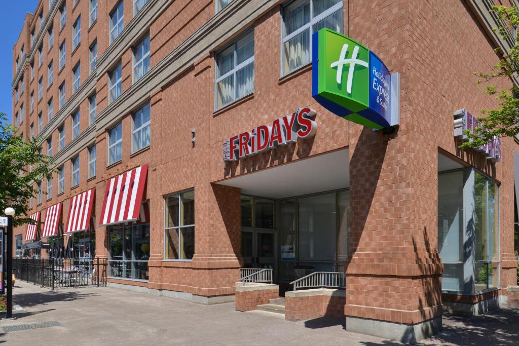 Holiday Inn Express & Suites Buffalo Downtown by IHG photo