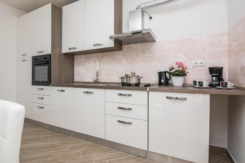Kuchnia lub aneks kuchenny w obiekcie Pool Apartment Bakija 2 - Happy Rentals