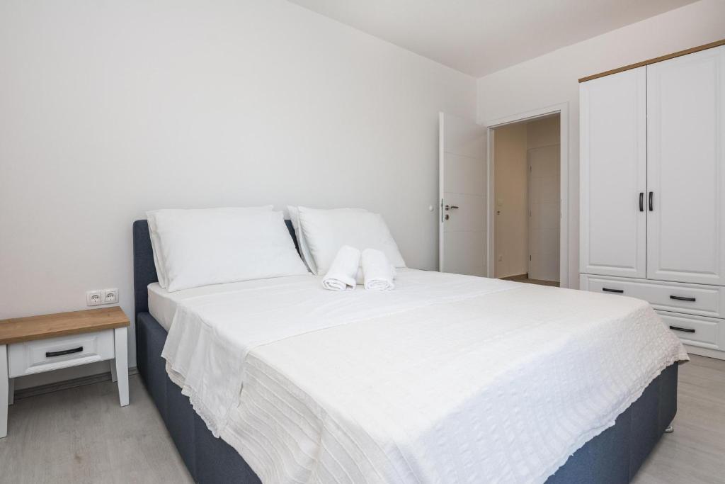 Łóżko lub łóżka w pokoju w obiekcie Pool Apartment Bakija 2 - Happy Rentals