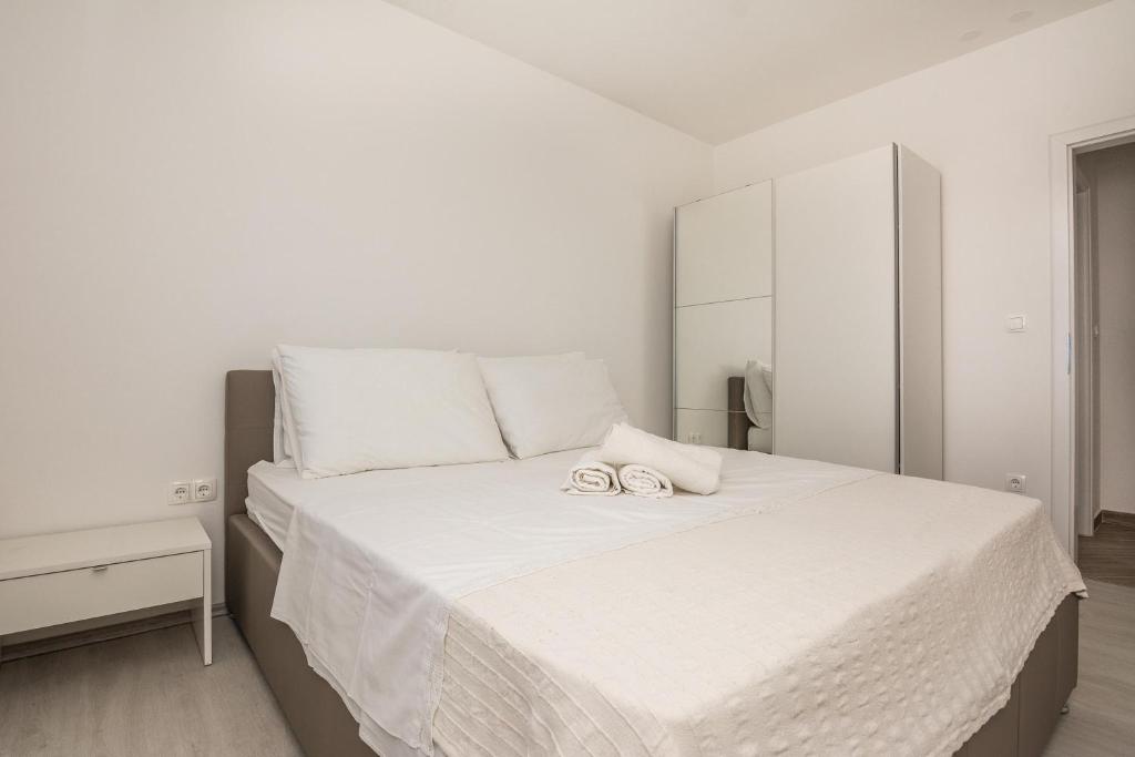 Łóżko lub łóżka w pokoju w obiekcie Pool Apartment Bakija 2 - Happy Rentals