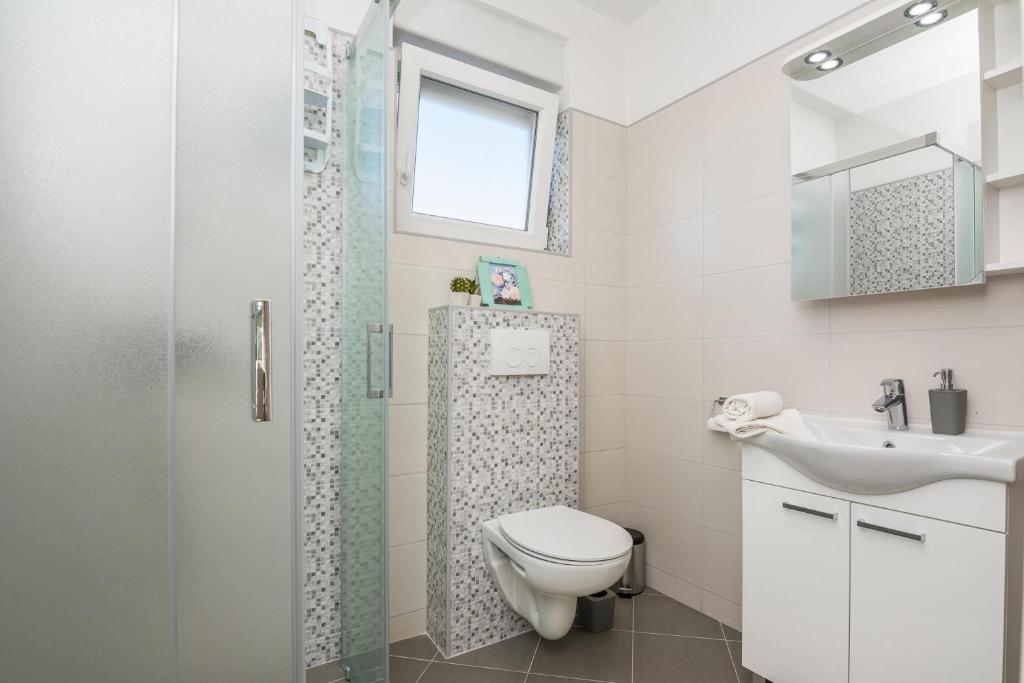 Łazienka w obiekcie Pool Apartment Bakija 2 - Happy Rentals