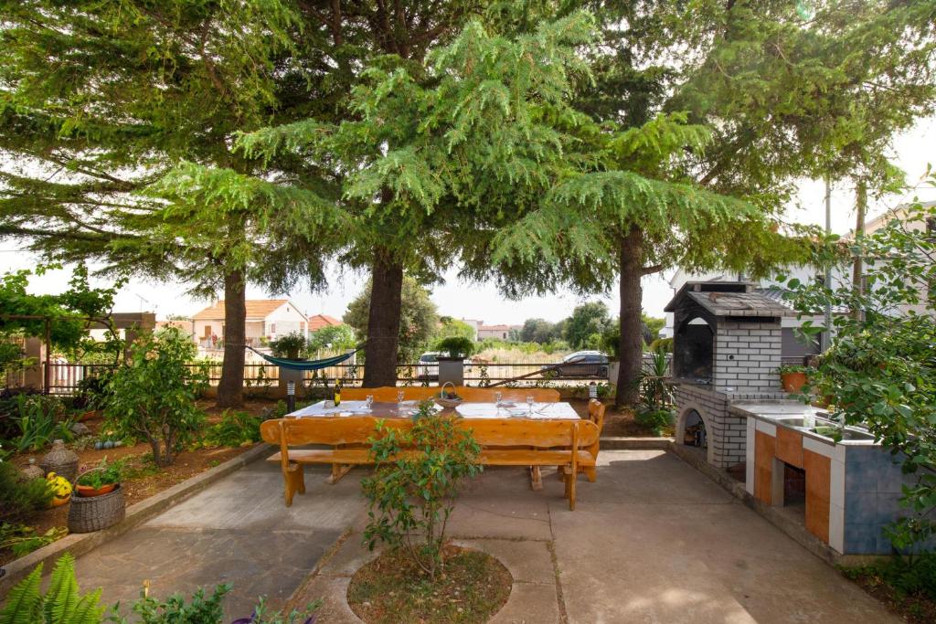 Ogród w obiekcie Pool Apartment Bakija 2 - Happy Rentals