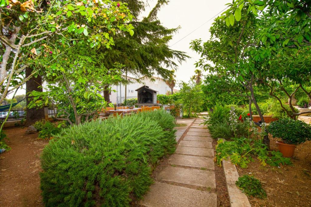 Ogród w obiekcie Pool Apartment Bakija 2 - Happy Rentals
