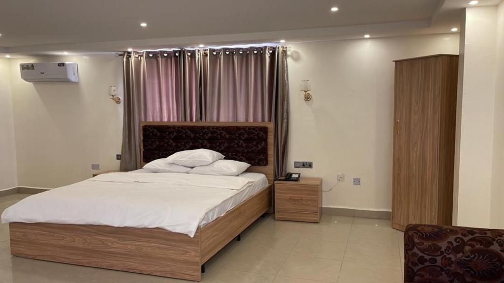 Postel nebo postele na pokoji v ubytování Tahir Guest Palace Suites