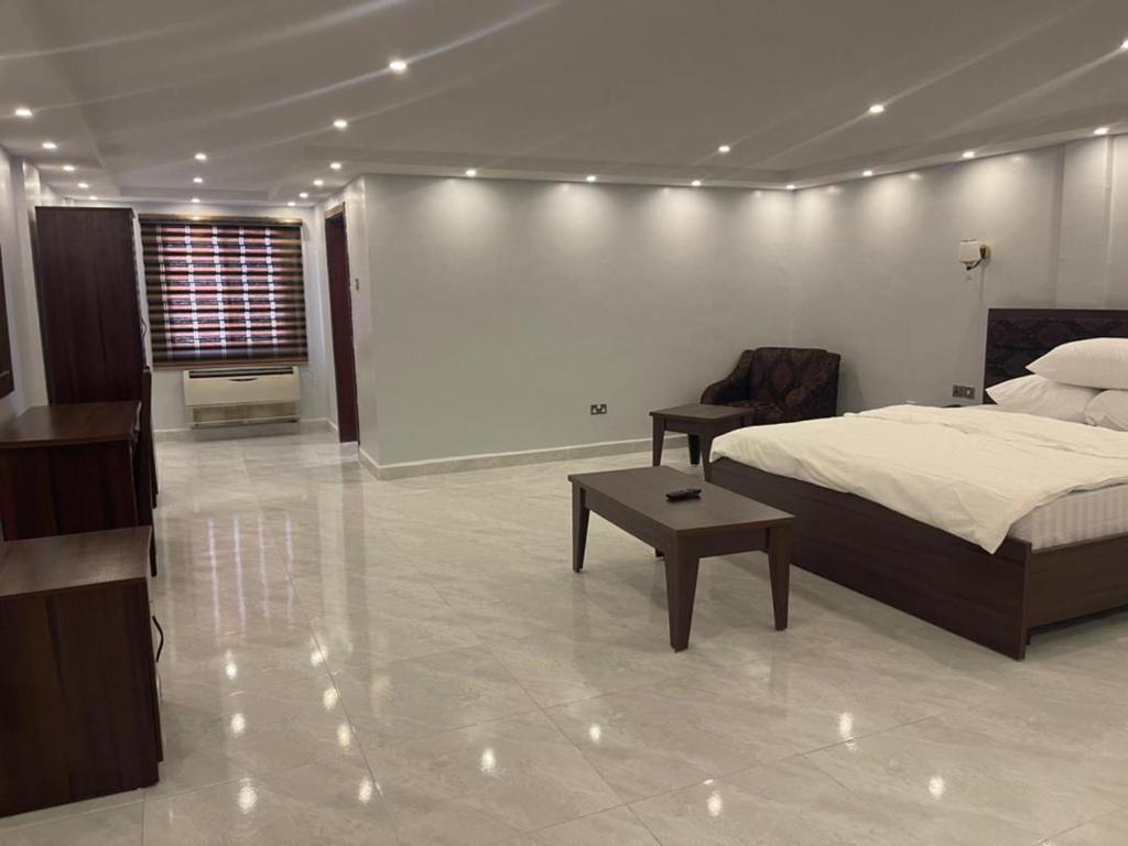 Postel nebo postele na pokoji v ubytování Tahir Guest Palace Suites