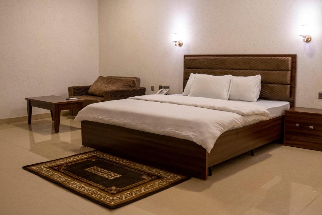 Postel nebo postele na pokoji v ubytování Tahir Guest Palace Suites