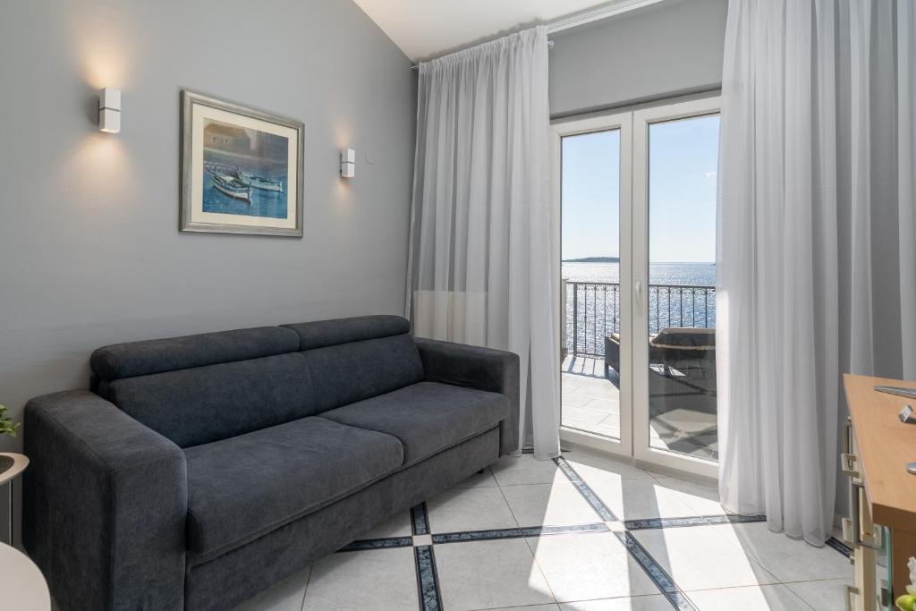 Posedenie v ubytovaní Villa Sine With Amazing Sea Panorama