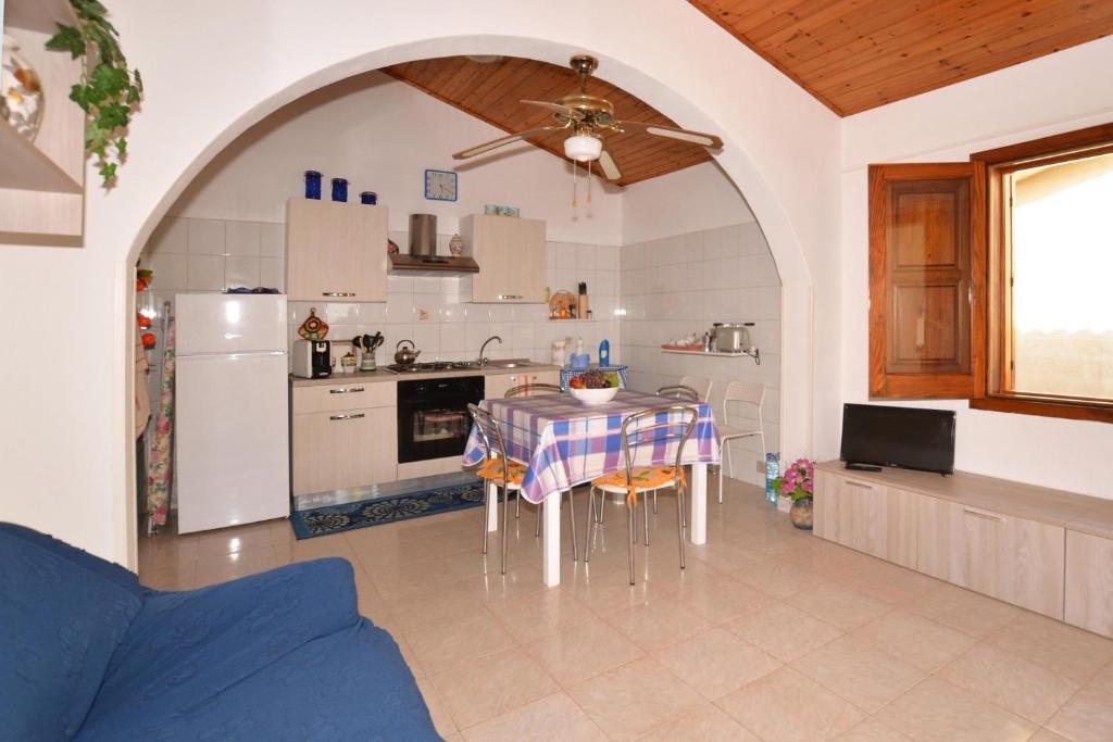 kuchnia ze stołem oraz kuchnia z lodówką w obiekcie Casa Apara- Happy Rentals w mieście Scicli