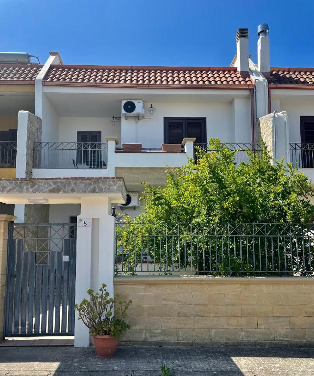 a house with a gate and a fence at Casa Manu in Gallipoli