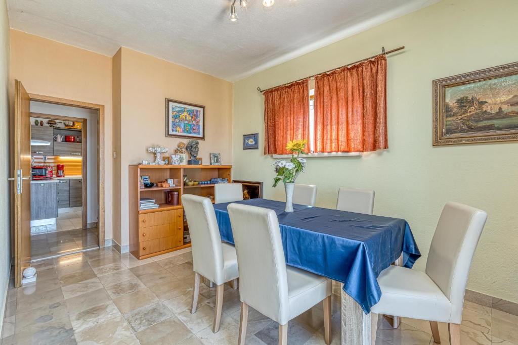Kuchyň nebo kuchyňský kout v ubytování Sea View Home Marianne 200m from sea - Happy Rentals