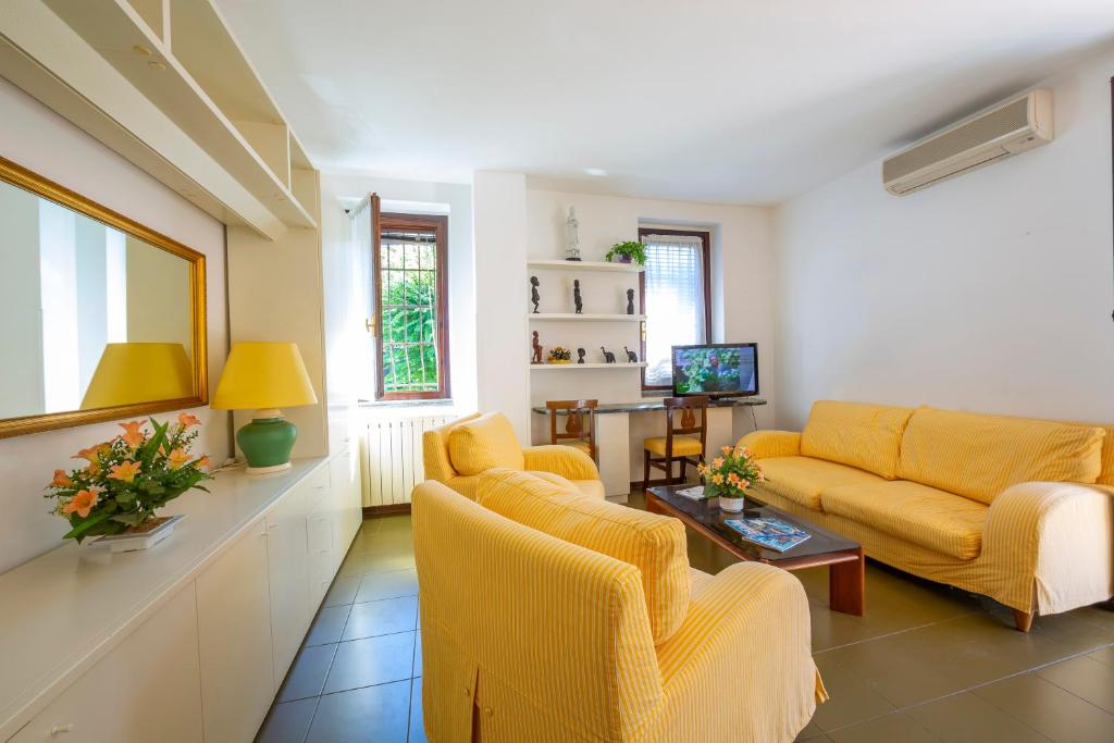 A television and/or entertainment centre at Appartamento Gaya Stresa Center - Happy Rentals