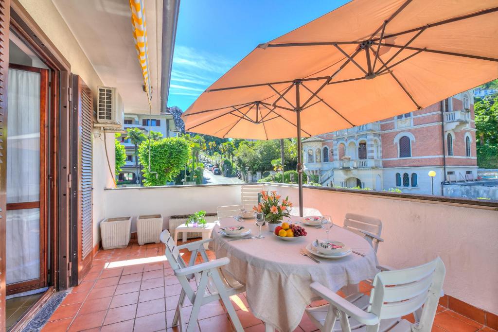 A balcony or terrace at Appartamento Gaya Stresa Center - Happy Rentals