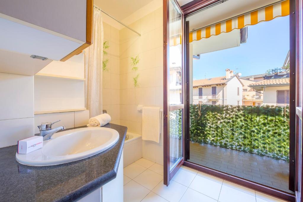 A bathroom at Appartamento Gaya Stresa Center - Happy Rentals
