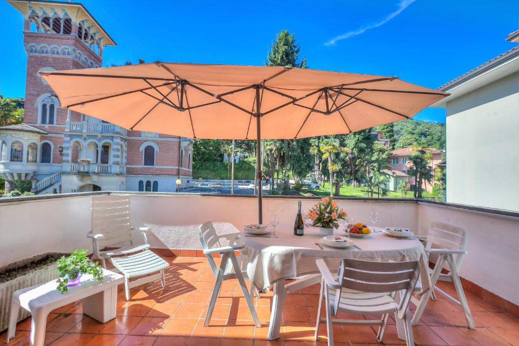 A balcony or terrace at Appartamento Gaya Stresa Center - Happy Rentals