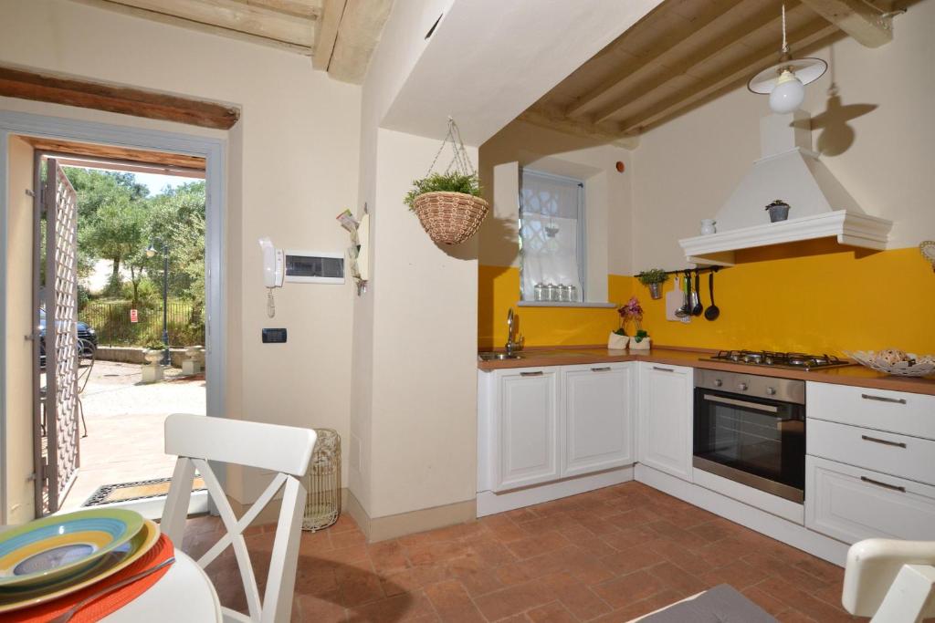 Kuchyň nebo kuchyňský kout v ubytování Ginepro Grillo - Happy Rentals