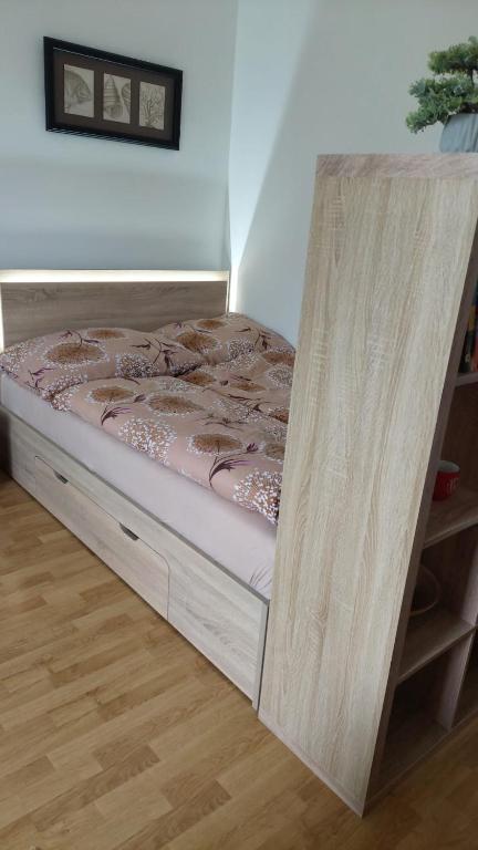 Rúm í herbergi á Apartmán Na Rozhledně
