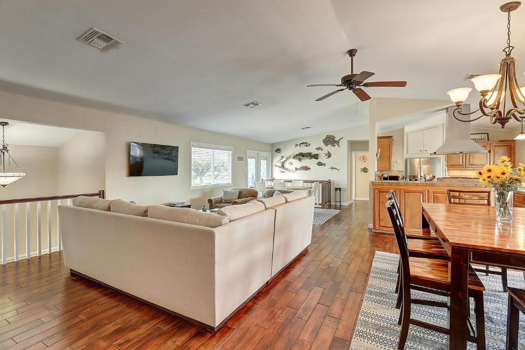 ein Wohnzimmer mit einem großen Sofa und einem Tisch in der Unterkunft Royal Estes in Aransas Pass