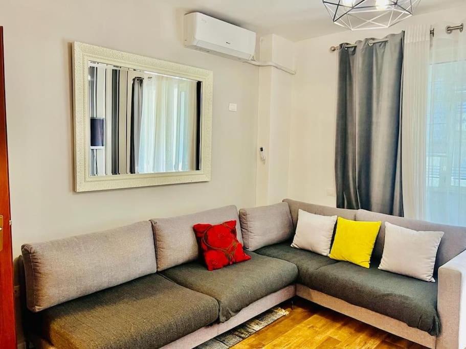 O zonă de relaxare la Beachfront Apartment in Durres