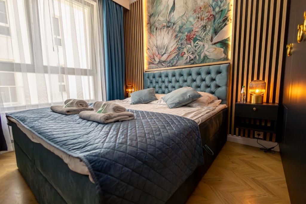Postel nebo postele na pokoji v ubytování InGalaxy Black Apartment
