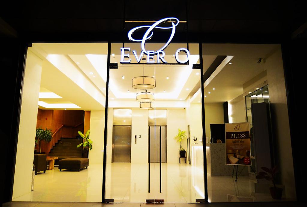uma frente de loja com a palavra "evero" nela em Ever O Business Hotel em Zamboanga