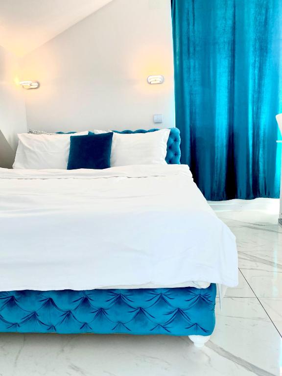 Postel nebo postele na pokoji v ubytování Lumiere Luxe Suites