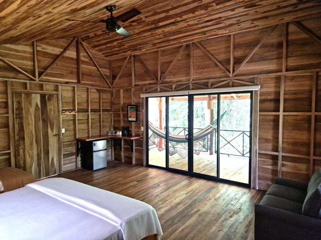 Postel nebo postele na pokoji v ubytování Finca Amistad Cacao Lodge