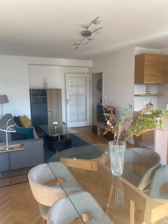 un salon avec une table et quelques chaises dans l'établissement Stylish cosy appt, à Asnières-sur-Seine