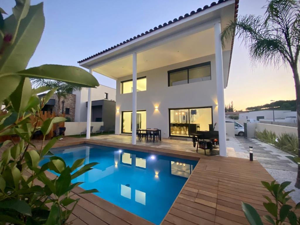 une maison avec une piscine devant dans l'établissement Villa la de luxe entre mer et montagne, à Villetelle