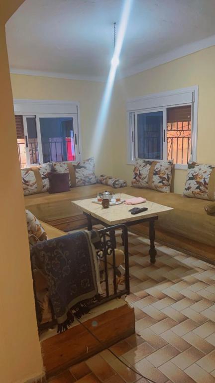 Posezení v ubytování Une belle maison avec jardin au centre Moulay bousselham