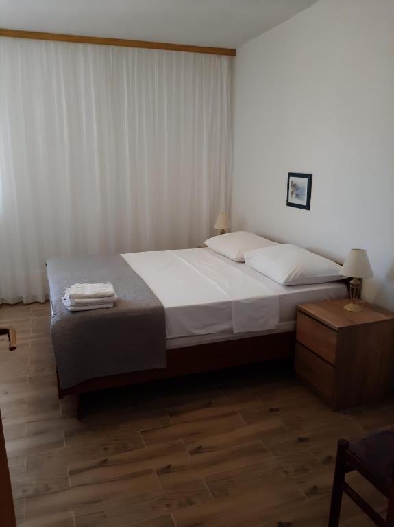 Posteľ alebo postele v izbe v ubytovaní Apartments by the sea Kukljica, Ugljan - 8260