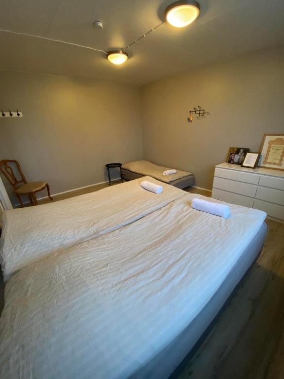 Postel nebo postele na pokoji v ubytování Brekkustígur 42