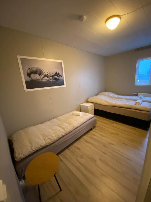 Postel nebo postele na pokoji v ubytování Brekkustígur 42