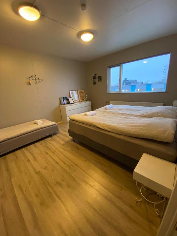 Postel nebo postele na pokoji v ubytování Brekkustígur 42