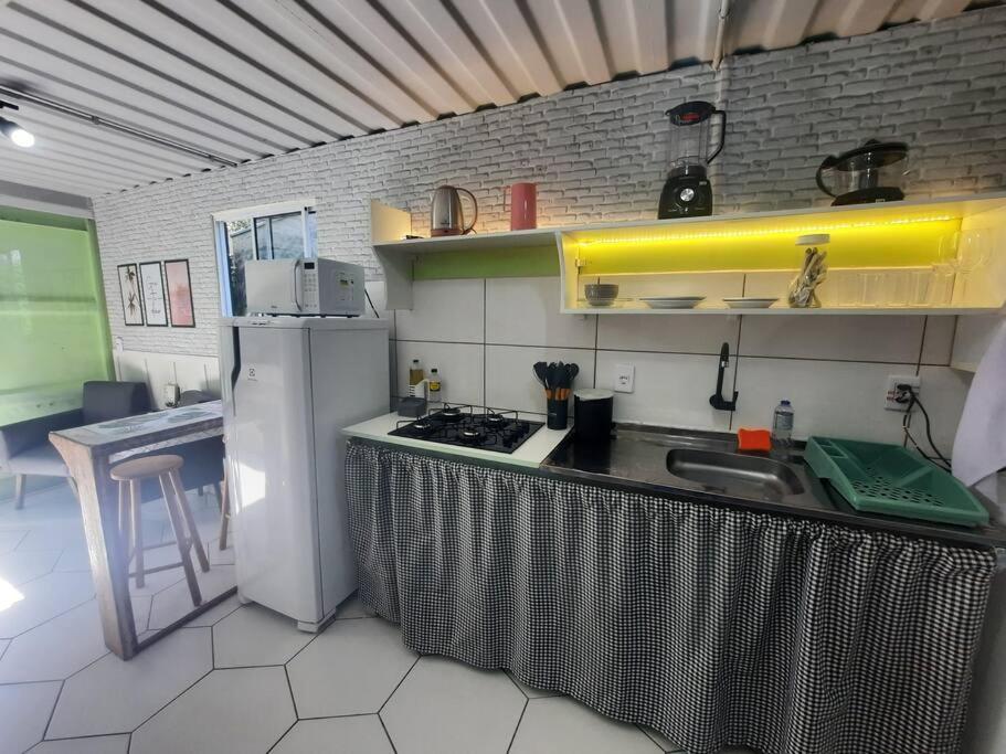 Kuchyň nebo kuchyňský kout v ubytování Apartamento Container com pátio, vaga para carro e Split