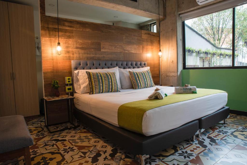 Postel nebo postele na pokoji v ubytování Los Patios Hostel Medellin