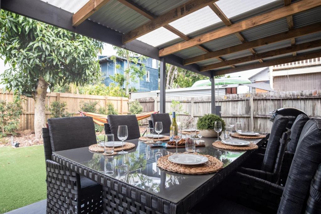 Posezení v ubytování Modern Pet-friendly Mudjimba Townhouse