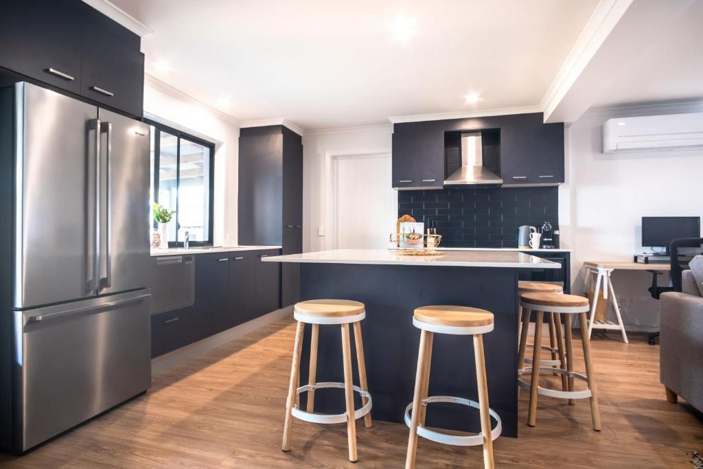 Kuchyň nebo kuchyňský kout v ubytování Modern Pet-friendly Mudjimba Townhouse
