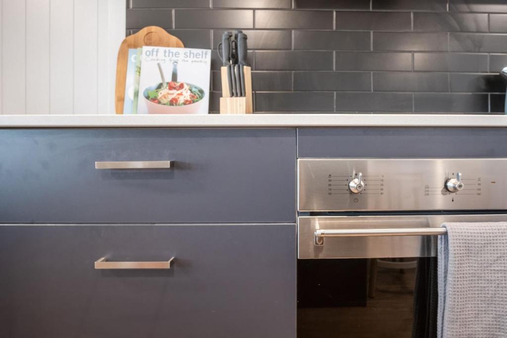Kuchyň nebo kuchyňský kout v ubytování Modern Pet-friendly Mudjimba Townhouse