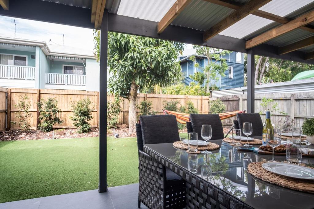 Zahrada ubytování Modern Pet-friendly Mudjimba Townhouse