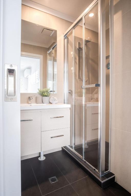 Koupelna v ubytování Modern Pet-friendly Mudjimba Townhouse