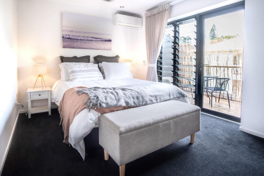 Postel nebo postele na pokoji v ubytování Modern Pet-friendly Mudjimba Townhouse