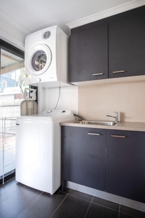 Kuchyň nebo kuchyňský kout v ubytování Modern Pet-friendly Mudjimba Townhouse