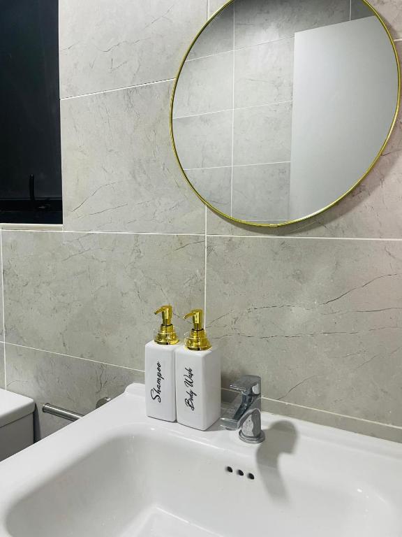 Koupelna v ubytování HARRAZ SUITE PUTRAJAYA just minutes away from PICC and KPT perfect for both business and leisure stays