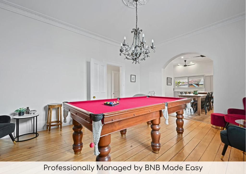 un soggiorno con un tavolo da biliardo di Dunkley House - Large CBD Heritage Home, Sleeps 10 a Bathurst
