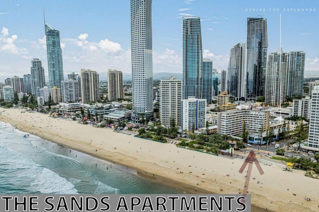 une vue d'une plage avec des bâtiments et les mots « les appartements du sable » dans l'établissement Cozy Central Beachfront Surfers Paradise, à Gold Coast