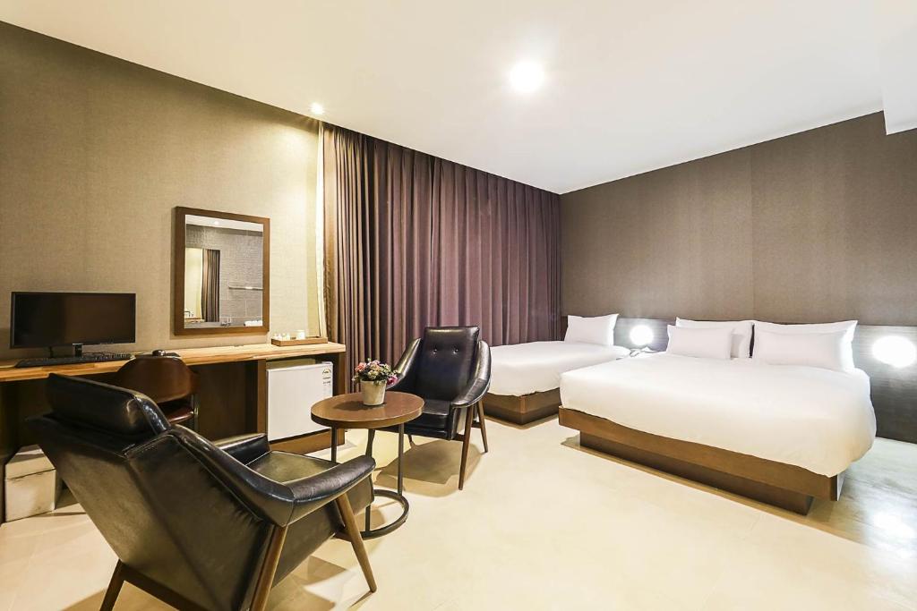 Postel nebo postele na pokoji v ubytování Incheon Blue Marine Hotel