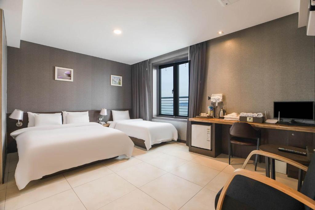 Postel nebo postele na pokoji v ubytování Incheon Blue Marine Hotel