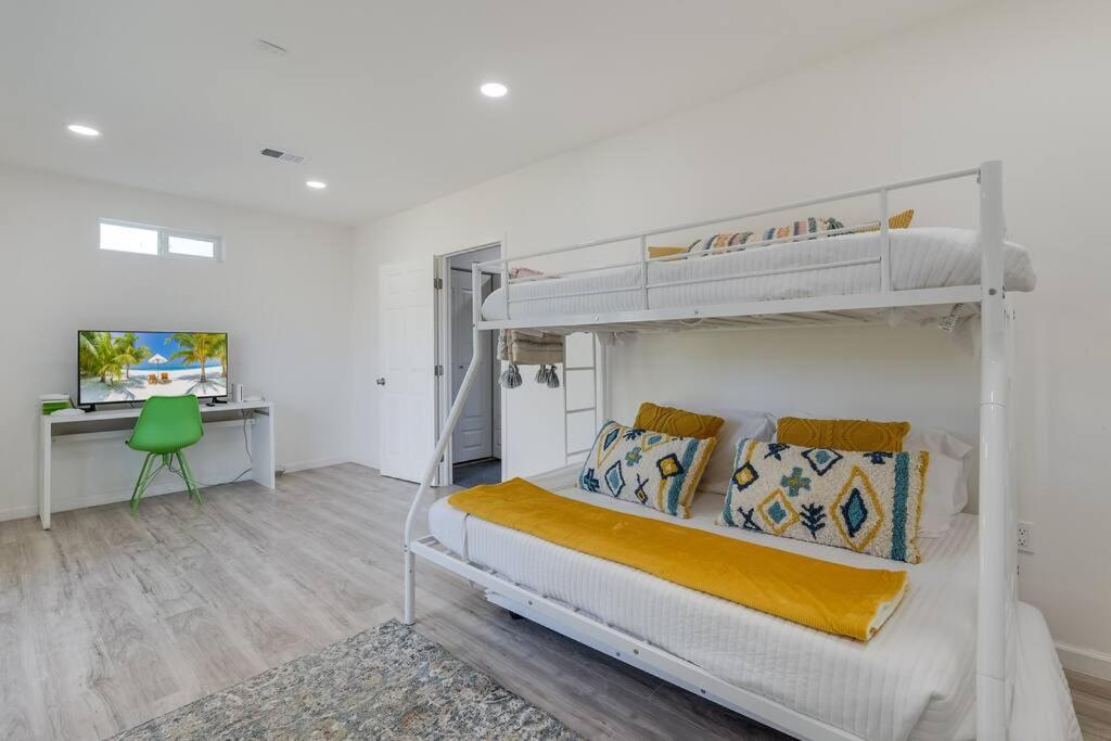 Suitetrails - Cheerful villa with Pool, Spa, & Pickleball Court