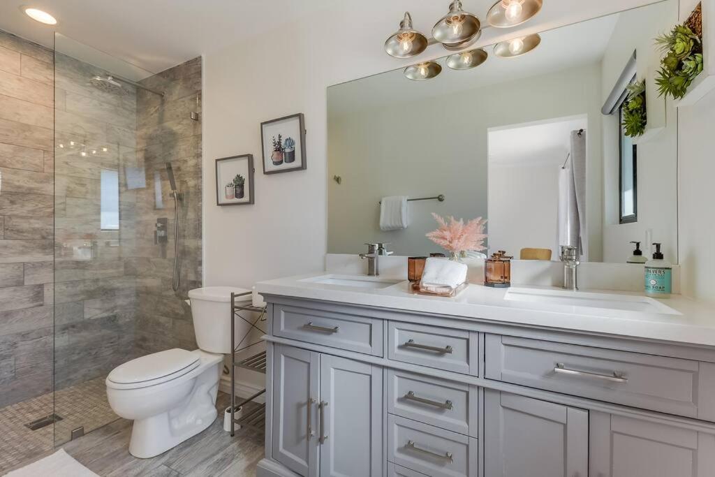 Suitetrails - Cheerful villa with Pool, Spa, & Pickleball Court