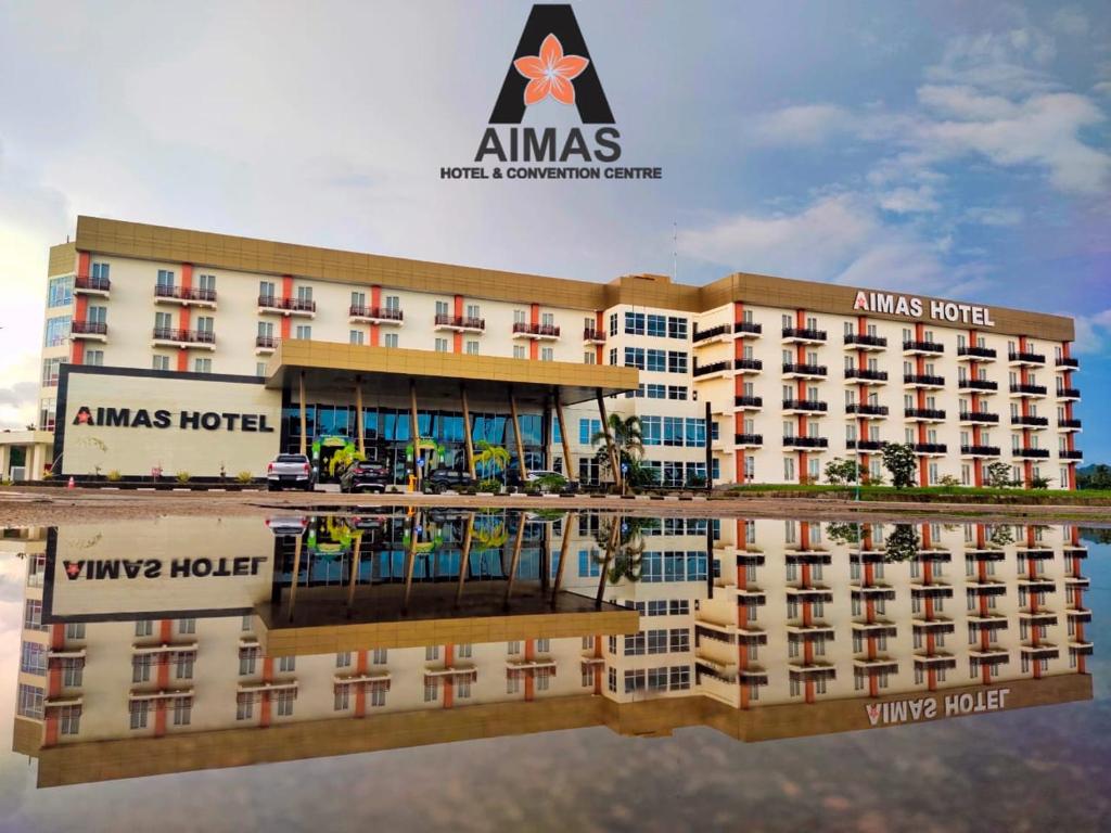 eine Darstellung des Ananas Hotels mit seiner Spiegelung im Wasser in der Unterkunft Aimas Hotel and Convention Centre in Sorong